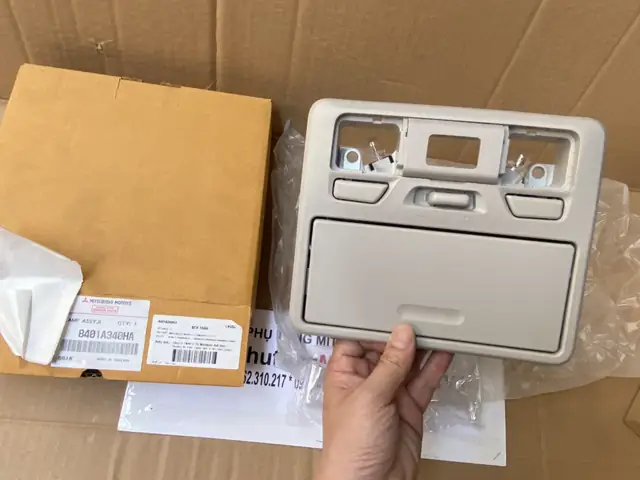Một Số Lưu Ý Khi Chọn Mua Hộp Đựng Kính Liền Đèn Trần Xe Mitsubishi Triton Hàngchính Hãng: