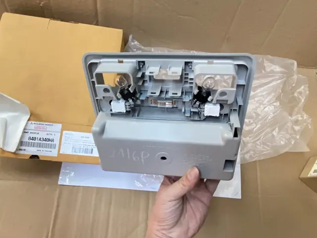 Quyền Lợi Của Khách Hàng Khi Mua Hộp Đựng Kính Liền Đèn Trần Xe Tại Phụ Tùng Mitsubishi An Việt: