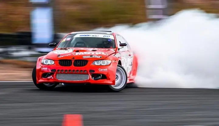 Bước 2: Thực Hiện Kỹ Thuật Drift Xe Ô Tô