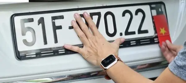 Cách Lắp Biển Số Xe Ô Tô Với Khung Bằng Inox