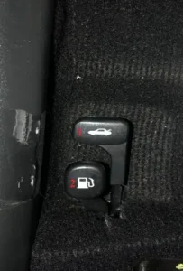 Nút Chức Năng Để Mở Nắp Bình Xăng Và Cốp Xe Hyundai Accent
