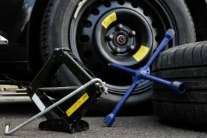 Tháo Nắp Đậy Trục Bánh Xe Và Vặn Lỏng Các Đai Ốc