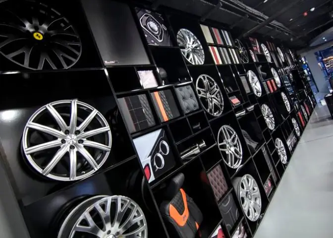 Kệ Trưng Bày Xe Ô Tô: Hướng Dẫn Chọn Mua Và Thiết Kế Chuẩn Chuyên Gia