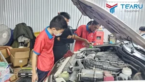 Đổ Nước Làm Mát Mới Vào Két Nước