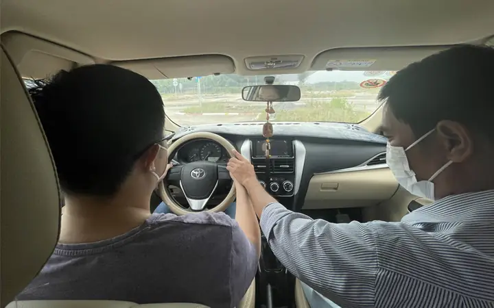 Khóa Học Lái Xe Ô Tô 4 Chỗ: Hướng Dẫn Chi Tiết Từ A-z Cho Người Mới Bắt Đầu