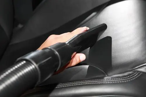 Sử Dụng Máy Hút Bụi Để Vệ Sinh Nội Thất Xe Của Bạn