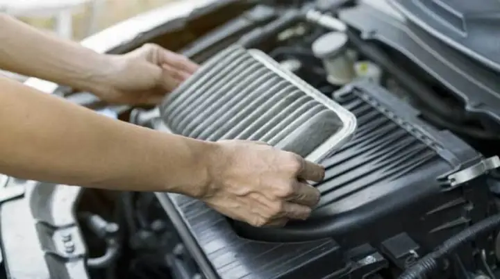 Gỡ Màng Bọc Trên Xe Ô Tô Mới