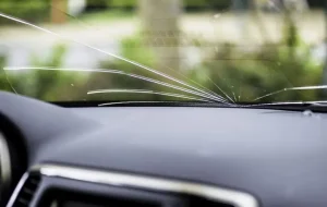 Kính Xe Ô Tô Bị Nứt: Dấu Hiệu, Nguyên Nhân & Cách Xử Lý An Toàn