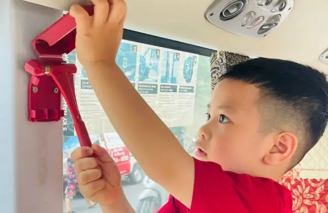 Kỹ Năng Thoát Hiểm Trên Xe Ô Tô?