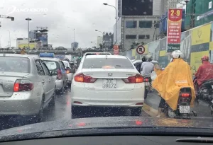 Khi Xe Máy Chạy Phía Trước