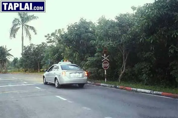 Dừng Xe Tại Đường Giao Với Đường Sắt