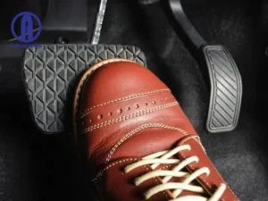 Kỹ Thuật Lái Xe Ô Tô Điều Khiển Bàn Đạp Ga