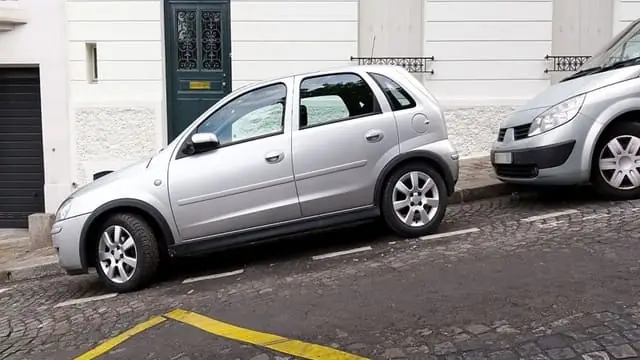 Cách Đỗ Xe Trên Những Đoạn Đường Dốc