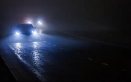 Chỉ Sử Dụng Đèn Chiếu Xa Nếu Cần Thiết Khi Lái Xe Ô Tô Ban Đêm