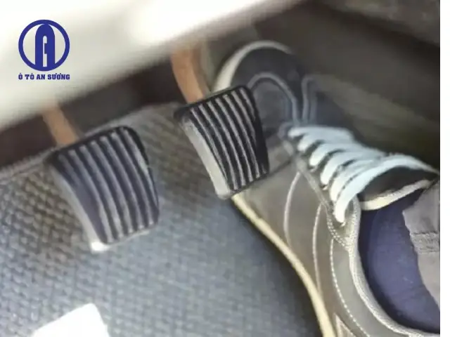 Kỹ Thuật Lái Xe Ô Tô Điều Khiển Bàn Đạp Phanh