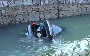 Xe Ô Tô Lao Xuống Nước, Cần Làm Gì Để Thoát Nạn? - Ảnh 1.