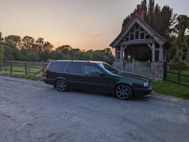 Hướng Dẫn Chi Tiết Cách Làm Sạch Thảm Xe Ô Tô Tại Nhà Hiệu Quả Và An Toàn