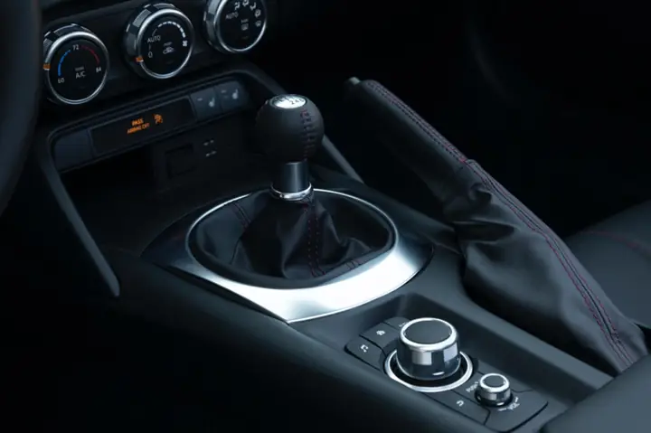 Những Rủi Ro Liên Quan Đến Việc Lái Xe Số Sàn Phức Tạp Như Vậy Thì Tại Sao Người Ta Vẫn Dùng?