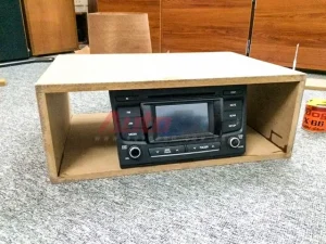 Bộ Đầu Đĩa Bỏ Đi Được Ghép Vào Chiếc Thùng Mà Sắp Tới Sẽ Biến Nó Thành Một Bộ Đầu Âm Thanh Sang Chảnh Và Độc Đáo. Với Kiểu Đầu Âm Thanh Trên Ô Tô, Luôn Có Rất Nhiều Đường Ra Cho Loa, Có Thể Lên Tới 6 Đường Loa. Chính Vì Vậy Có Thể Dùng 2 Đường Loa Để Lắp Trên Thùng, Ngoài Ra Vẫn Còn 4 Đường Loa Để Dùng Cho Loa Ngoài, Sẵn Sàng Biến Bé Hạt Tiêu Này Trở Thành Bộ Âm Thanh Nghe Trong Phòng Nhỏ Giá Trị.