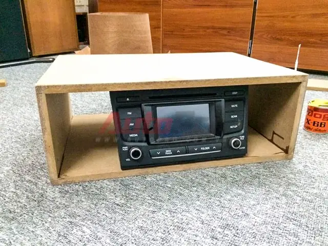 Bộ Đầu Đĩa Bỏ Đi Được Ghép Vào Chiếc Thùng Mà Sắp Tới Sẽ Biến Nó Thành Một Bộ Đầu Âm Thanh Sang Chảnh Và Độc Đáo. Với Kiểu Đầu Âm Thanh Trên Ô Tô, Luôn Có Rất Nhiều Đường Ra Cho Loa, Có Thể Lên Tới 6 Đường Loa. Chính Vì Vậy Có Thể Dùng 2 Đường Loa Để Lắp Trên Thùng, Ngoài Ra Vẫn Còn 4 Đường Loa Để Dùng Cho Loa Ngoài, Sẵn Sàng Biến Bé Hạt Tiêu Này Trở Thành Bộ Âm Thanh Nghe Trong Phòng Nhỏ Giá Trị.