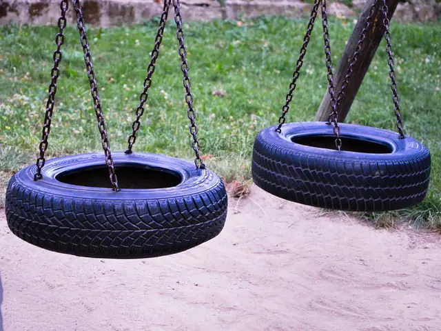 Khoan Các Lỗ Vào 2 Mặt Của Lốp