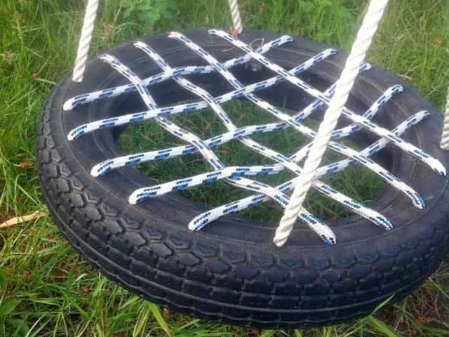 Khoan Các Lỗ Vào 2 Mặt Của Lốp