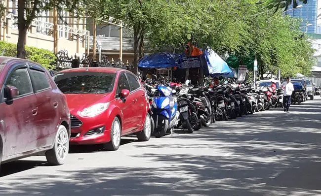 Lấn Chiếm Vỉa Hè Xe Ô Tô: Hành Vi Vi Phạm Và Hệ Lụy An Toàn Giao Thông