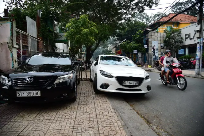 Lấn Chiếm Vỉa Hè Xe Ô Tô: Hành Vi Vi Phạm Và Hệ Lụy An Toàn Giao Thông