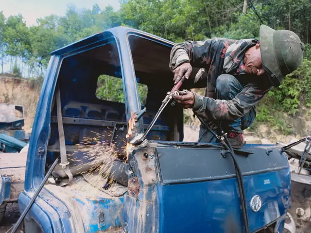 Sau Khi Xe Hỏng Chuyển Về, Những Người Thợ Làm Việc Tại Đây Sẽ Làm Nhiệm Vụ Cắt Các Chi Tiết Ra Thành Từng Mảnh Nhỏ, Phụ Tùng Máy Móc Thì Để Riêng, Còn Phần Khung Xe Thì Tách Ra Bán Phế Liệu. Ảnh: Tiến Đông