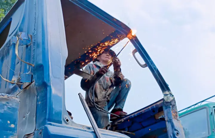 Để Cắt Khung Xe, Họ Sử Dụng Máy Cắt Khí Đá (còn Gọi Là Gió Đá), Phân Rã Các Chi Tiết Lâu Ngày Bị Rỉ Sét Và Tách Các Bộ Phận Một Cách Dễ Dàng. Ảnh: Tiến Đông