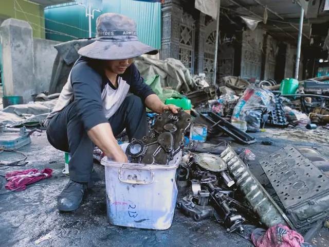 Sau Khi Phân Ra Xong Cả Chiếc Ô Tô Lớn, Máy Móc Sẽ Được Kiểm Tra Và Mang Đi Sửa Chữa Nếu Còn Phục Chế Được, Còn Không Sẽ Chuyển Sang Bãi Phế Liệu. Ảnh: Tiến Đông