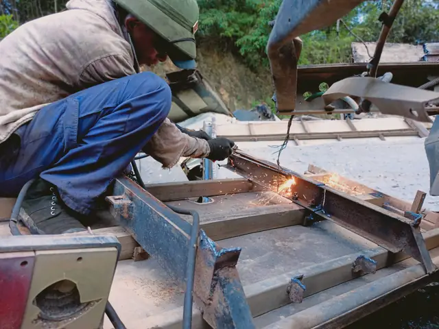 Các Chi Tiết Của Một Chiếc Xe Qua Bàn Tay Của Người Thợ Đều Sẽ Được Mổ Xẻ Ra Hết Và Phân Loại Riêng. Ảnh: Tiến Đông