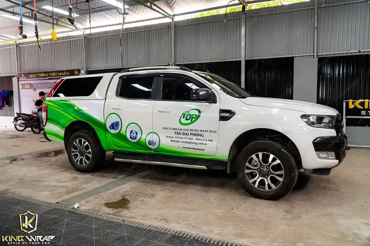 Tại Sao Nên Dán Quảng Cáo Xe Ô Tô?