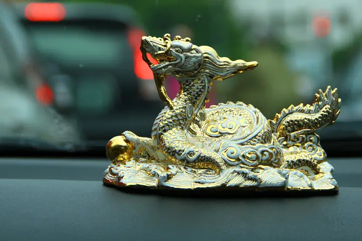 Linh Vật Để Trên Xe Ô Tô Tuổi Dần Nên Chọn Gì Để Hóa Giải Rủi Ro, Chiêu Tài Hút Lộc?