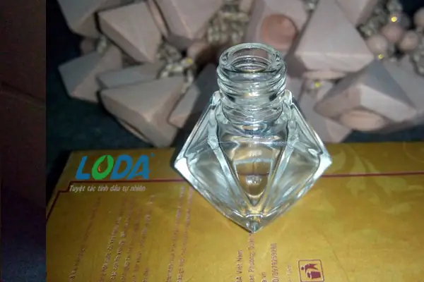 Cấu Tạo Của Vỏ Chai Lọ Đựng Tinh Dầu Treo Xe Ô Tô - Xe Hơi (thủy Tinh Nút Gỗ):