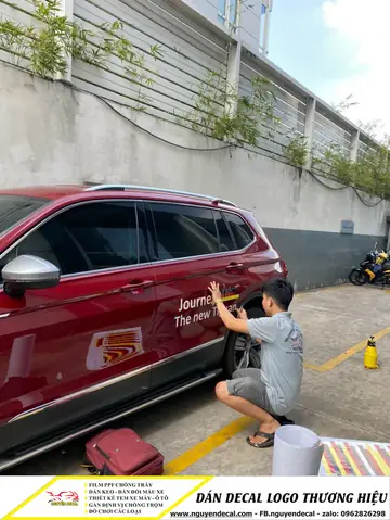 Logo Dán Sau Xe Ô Tô: Hướng Dẫn Chi Tiết Từ A Đến Z