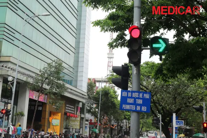 Lỗi Ô Tô Vượt Đèn Đỏ Rẽ Phải Có Bị Phạt Không?
