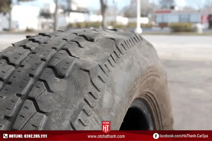 Lốp Xe Mòn Hình Chén