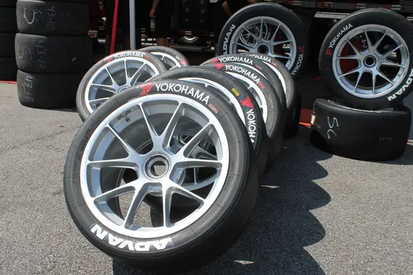 Mua Lốp Xe Ô Tô Yokohama Ở Đâu Tốt Nhất?