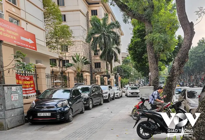 Thính Giả Huyền Vân (tp.hcm) Hỏi: “tôi Được Biết Theo Quy Định Mới Tại Nghị Định 168 Thì Mức Phạt Đối Với Hành Vi Dừng, Đỗ Xe Trên Vỉa Hè Tăng Cao. Vậy Cụ Thể Mức Phạt Hiện Nay Ra Sao? Và Dừng, Đỗ Xe Như Thế Nào Mới Đúng?”