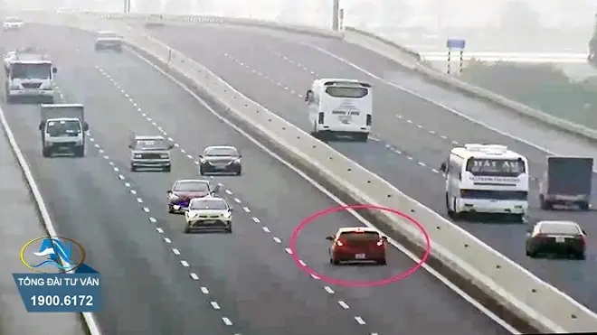 Luật Lùi Xe Ô Tô: Những Điều Cần Biết Để Tránh Vi Phạm Và Tai Nạn