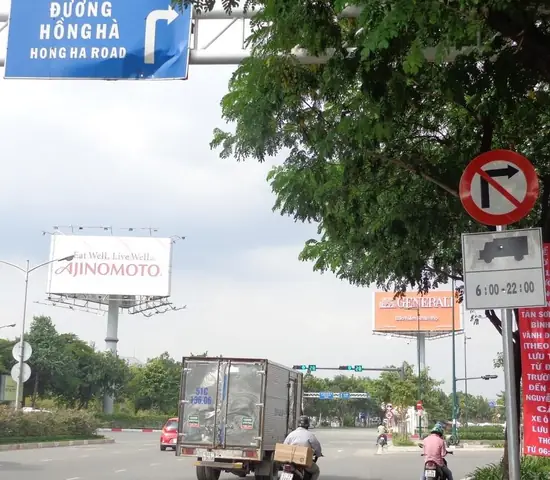 Không Đi Quá Sát Xe Phía Trước Khi Chuẩn Bị Vượt