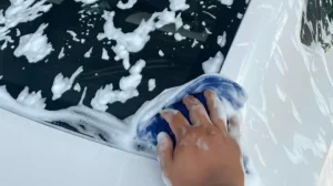 Không Đeo Trang Sức Khi Rửa Xe