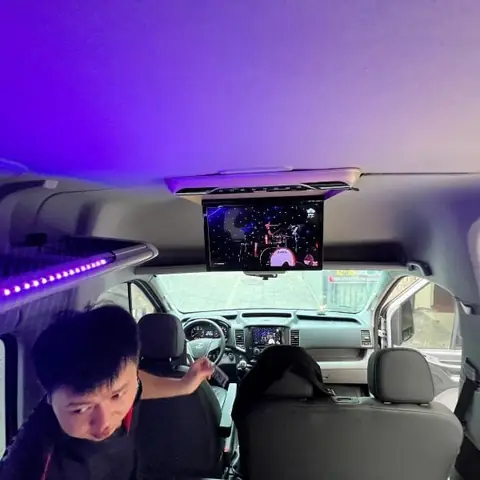 Lắp Màn Hình Trần Xe 16 Chỗ Transit Chuyên Nghiệp, Giá Tốt Nhất Tại Hà Nội