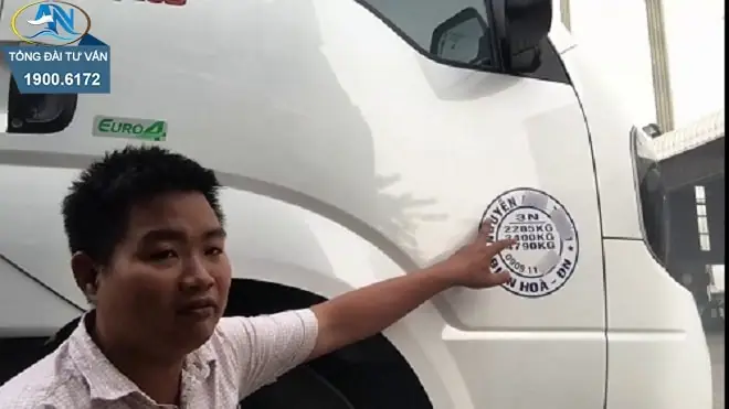 Mẫu Niêm Yết Trên Cửa Xe Ô Tô Là Gì?