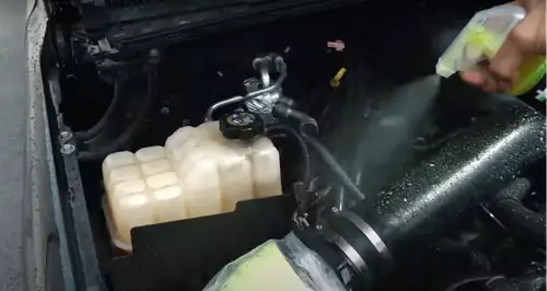 Bước 3: Xịt Dung Dịch Vệ Sinh Lên Các Khu Vực Trong Khoang Máy