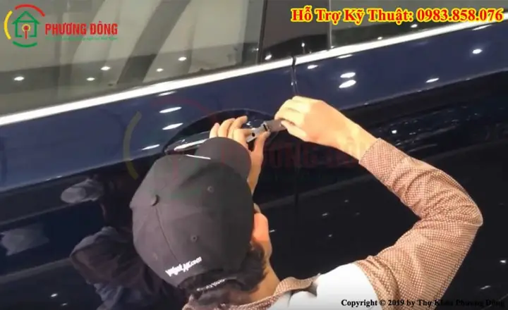 Đội Thợ Mở Khóa Xe Ô Tô Của Thợ Khóa Phương Đông