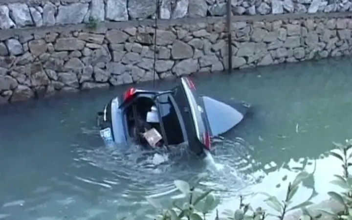 Xe Ô Tô Lao Xuống Nước, Cần Làm Gì Để Thoát Nạn? - Ảnh 1.
