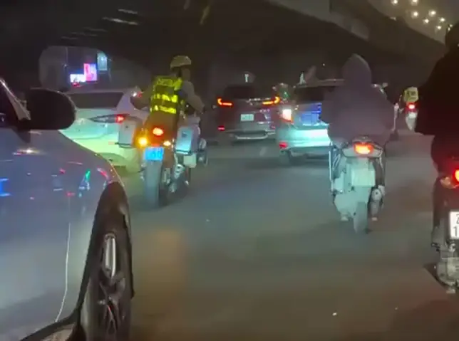 Cảnh Sát Giao Thông Hà Nội Mở Đường Cho Xe Ô Tô Đưa Người Bệnh Đi Cấp Cứu - Ảnh 1.