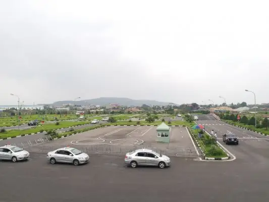 Thực Hành Lái Xe: Từ Sân Sát Hạch Đến Đường Trường